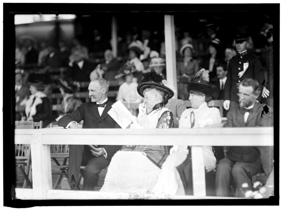 HORSE SHOWS. GIFFORD PINCHOT; MRS. CHARLES BOUGHTON WOOD LCCN2016864562