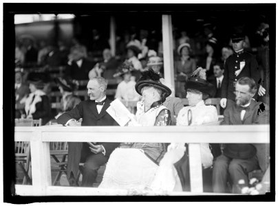 HORSE SHOWS. GIFFORD PINCHOT; MRS. CHARLES BOUGHTON WOOD LCCN2016864562