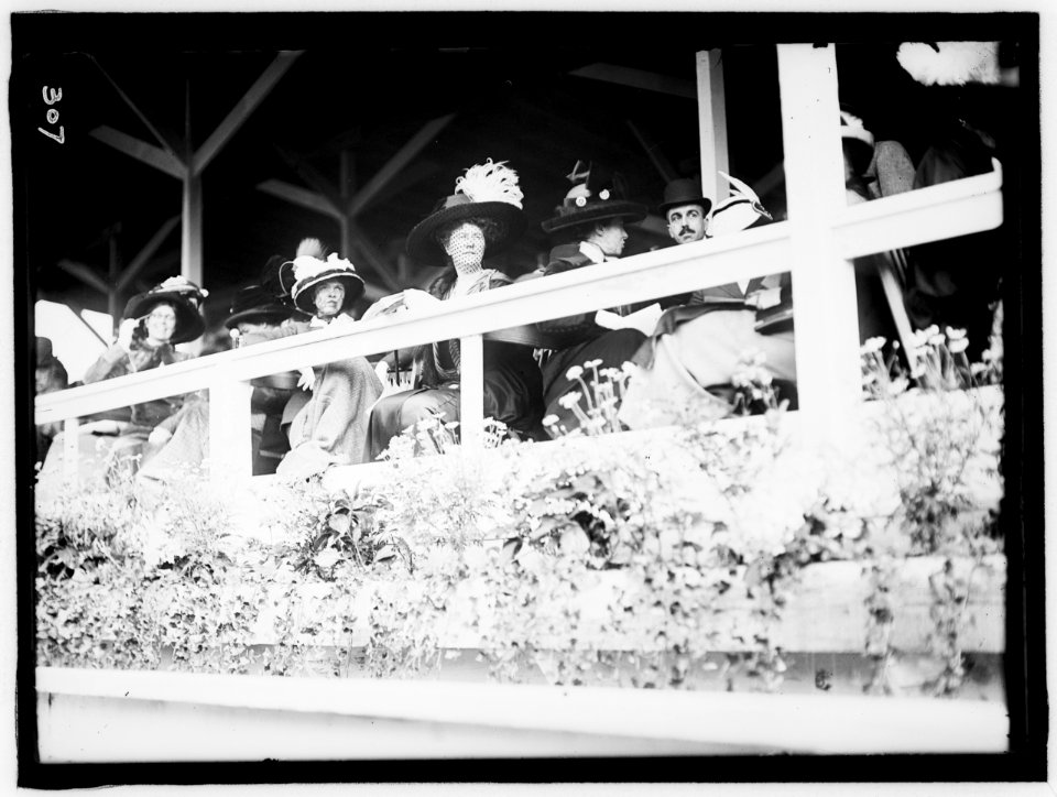 HORSE SHOWS. LADIES WATCHING LCCN2016863301