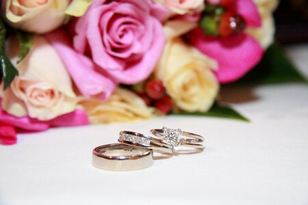 Ring wedding flowers photo