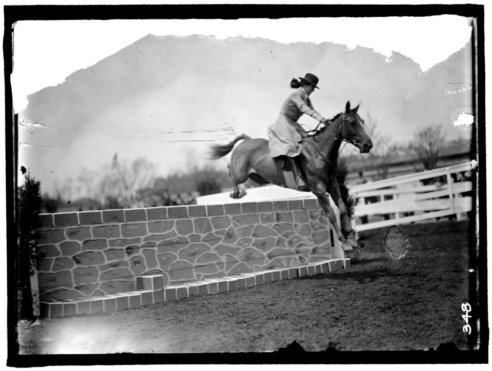 HORSE SHOWS. MISS MARTHA HAZARD, HURDLING AND ON FOOT LCCN2016863575