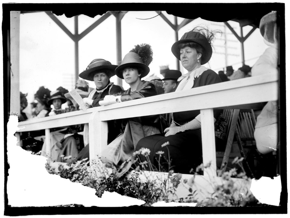 HORSE SHOWS. SPECTATORS- UNIDENTIFIED; MRS. NICHOLAS LONGWORTH; MRS. W. MURRAY CRANE LCCN2016863331