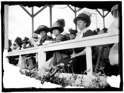 HORSE SHOWS. SPECTATORS- UNIDENTIFIED; MRS. NICHOLAS LONGWORTH; MRS. W. MURRAY CRANE LCCN2016863331