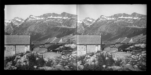 Hospital de Vielha i muntanyes nevades al fons