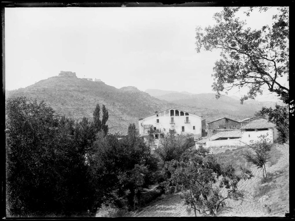 Hostal de Basella i poble d'Aguilar vistos des de Pobla Soles