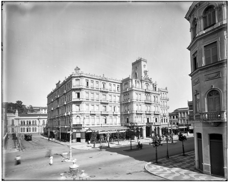 Hotel Avenida, em segundo plano o edifício da Imprensa Nacional - 2