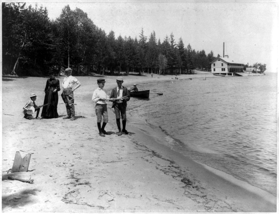Hotel Champlain (in background). Beach, looking North LCCN2005677805