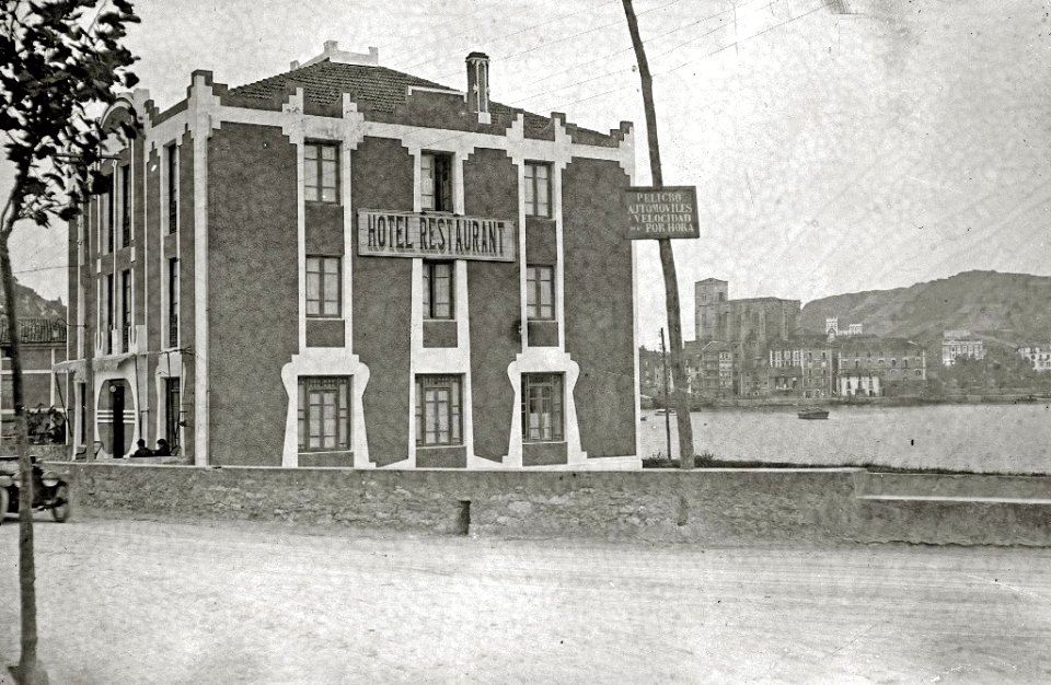 Hotel Central en la localidad de Zumaia (1 de 1) - Fondo Car-Kutxa Fototeka