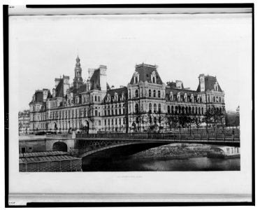Hotel de ville, vue d'ensemble prise du quai - heliogre. de E. Baldus. LCCN2001696700