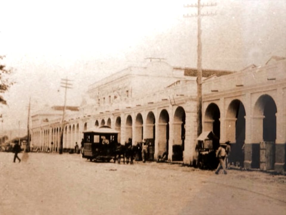 Horse-drawn tramway at Portal de Comercio in Guatemala City, 1910s
