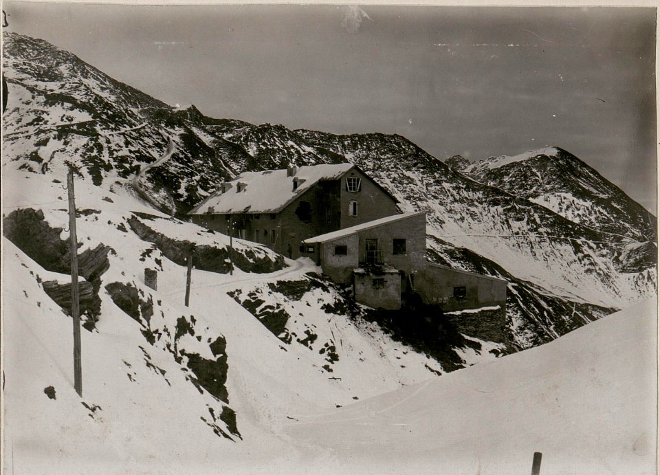 Hotel Ferdinandshöhe mit einem 12 cm-Treffer (BildID 15735516)