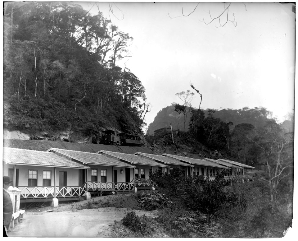 Hotel Paineiras, com o Morro do Corcovado e o mirante Chapéu do Sol ao fundo