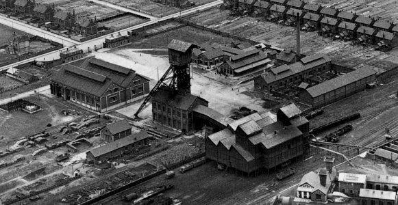 Houdain - Fosse n° 7 - 7 bis des mines de Bruay, vue aérienne (A)