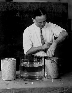 Houdini makes spirit hands LCCN96519247