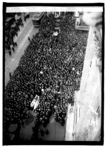 Houdini (dangling from the B.F. Keith's Theatre, G and 15th Streets, N.W., in an upside-down straitjacket escape, Washington, D.C.) LCCN2016826965