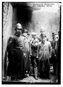 Hounsditch, detectives who searched house LCCN2014688925
