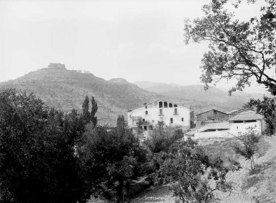 Hostal de Basella i poble d'Aguilar vistos des de Pobla Soles (cropped)