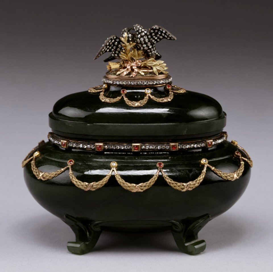 House of Fabergé - Urn with Cover - Walters 57913 - Profile