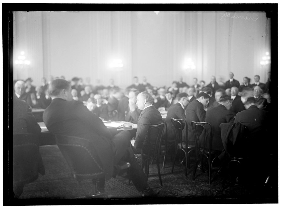 HOUSE OF REPRESENTATIVES COMMITTEES. COMMITTEE TO INVESTIGATE THE ALLEGED DIVULGENCE OF PRESIDENT'S NOTE TO BELIGERENT POWERS, POPULARLY CALLED 'LEAK HEARINGS.' TUMULTY, CENTER, TESTIFYING; LCCN2016867075
