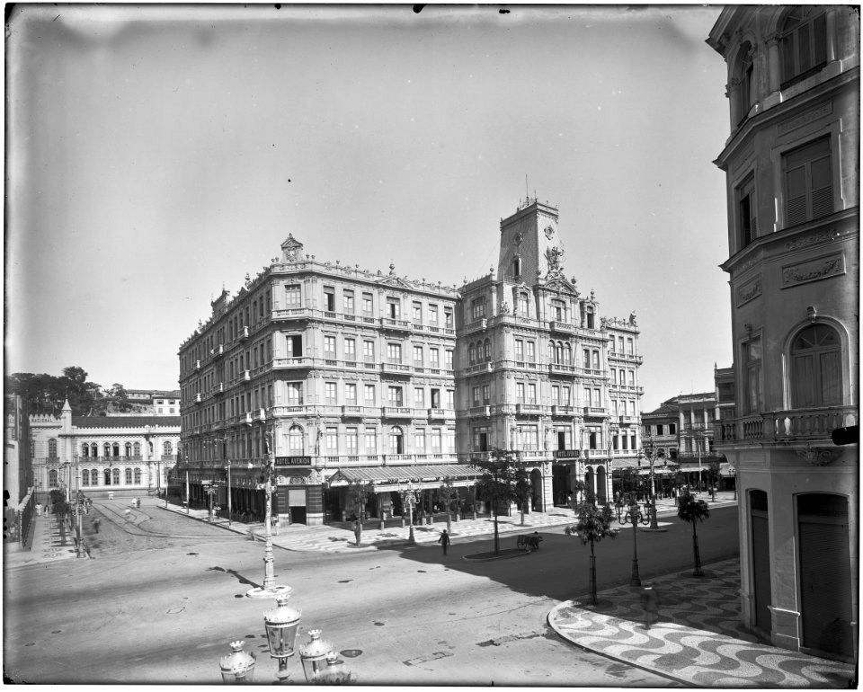 Hotel Avenida, em segundo plano o edifício da Imprensa Nacional - 1