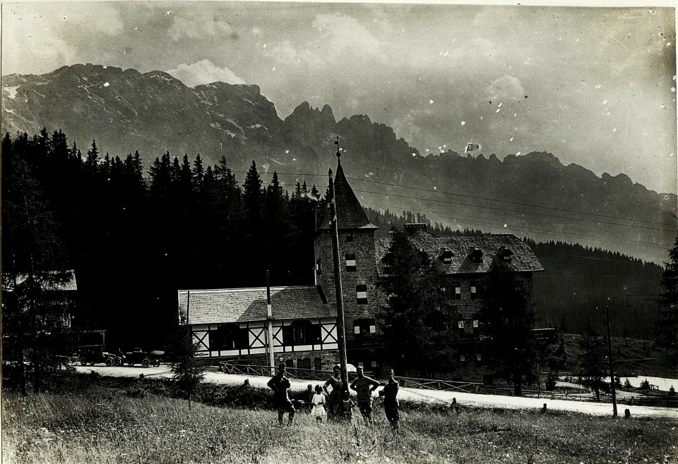 Hotel Latemar am Karerpass 1758m, mit Latemar. (BildID 15587952)