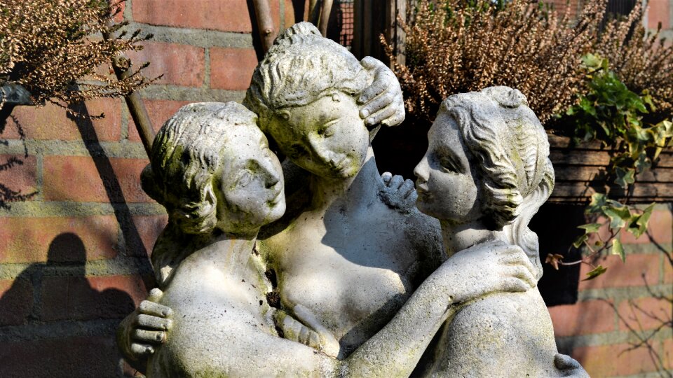 Statue art monument