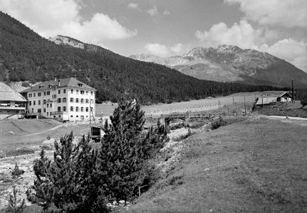 Hotel Ofenberg (Tuorn) mit dem Piz Nair im Hintergrund - CH-BAR - 3239898