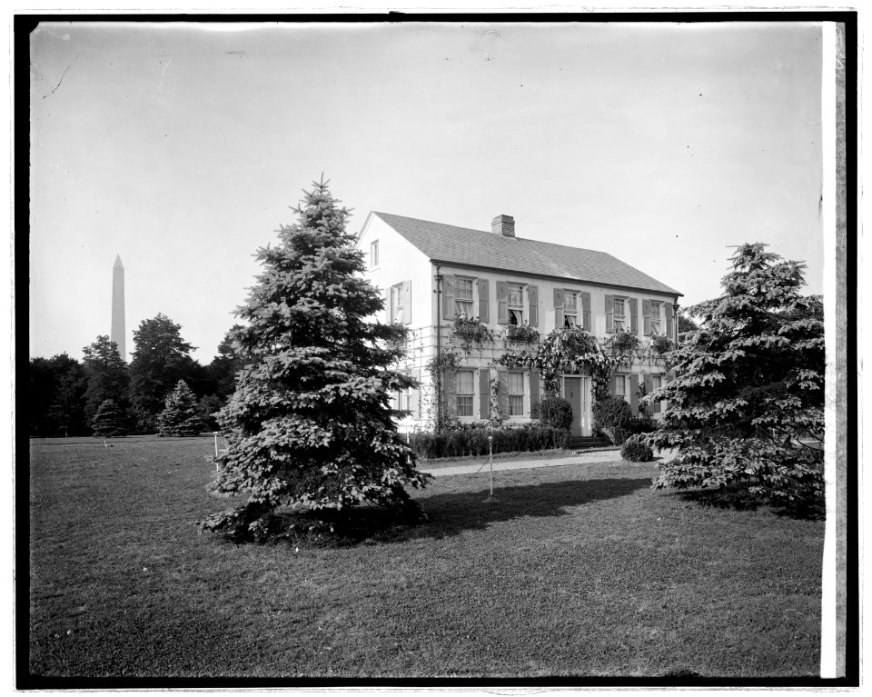 House; Washington Monument, Washington, D.C., in background LCCN2016824203
