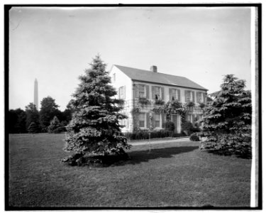 House; Washington Monument, Washington, D.C., in background LCCN2016824203
