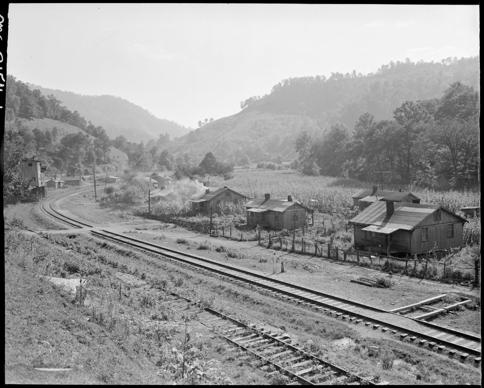 Houses along the railroad tracks. Fox Ridge Mining Company, Inc., Hanby Mine, Arjay, Bell County, Kentucky - NARA - 541143