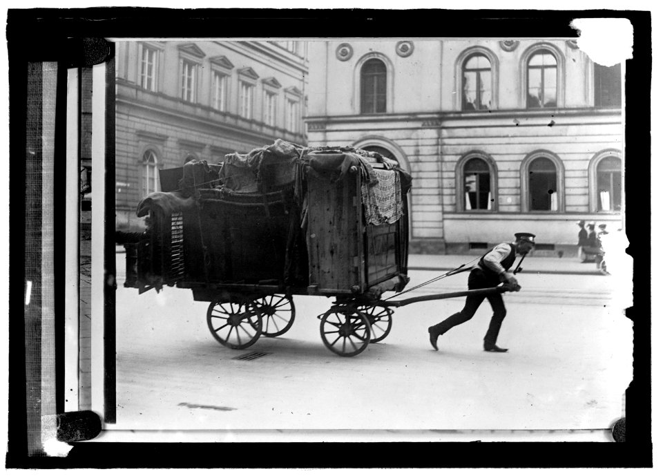 Household moving, Berlin LCCN2016821572