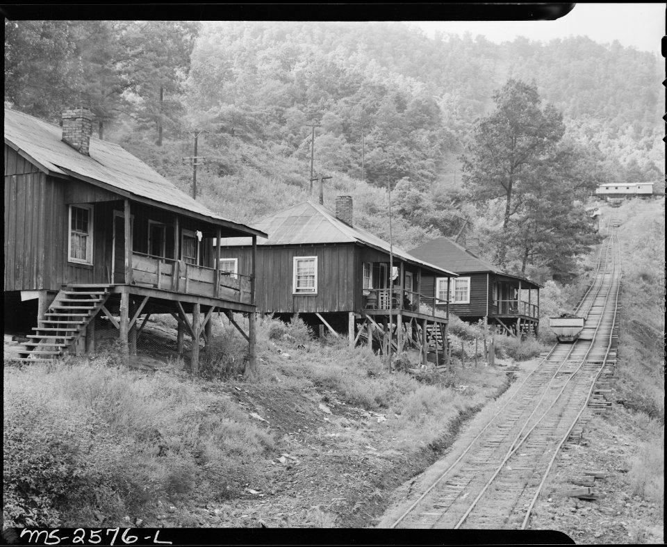 Houses for miners adjacent to incline from tipple (not shown) to Head house (upper right). Dixie Darby Fuel Company... - NARA - 541314