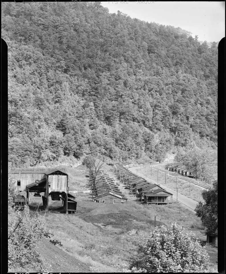 Houses for miners owned by Mrs. S. E. Bennett, Harlan, Kentucky. This was formerly owned by Benito Mining Company... - NARA - 541324