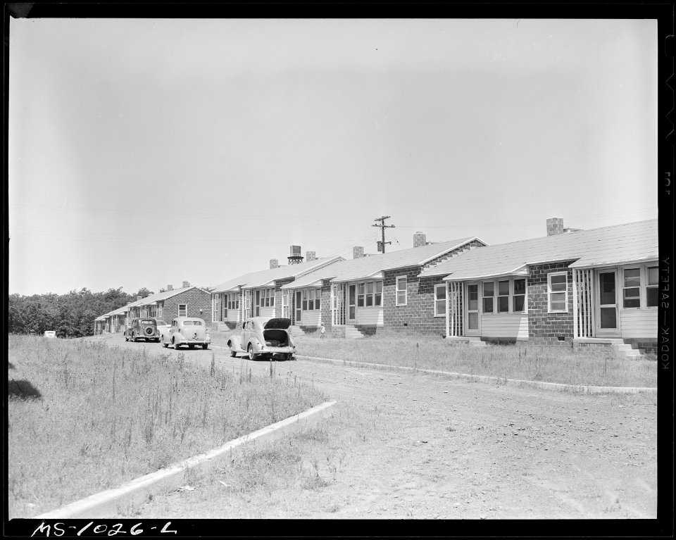 Houses in government housing project originally intended for miners. Oil field workers occupy a few of these houses.... - NARA - 540653