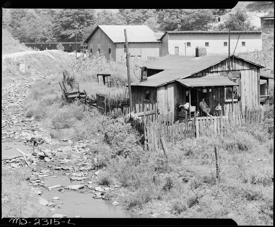 Houses for miners, the stream and the store in the background. Kentucky Straight Creek Coal Company, Belva Mine... - NARA - 541240