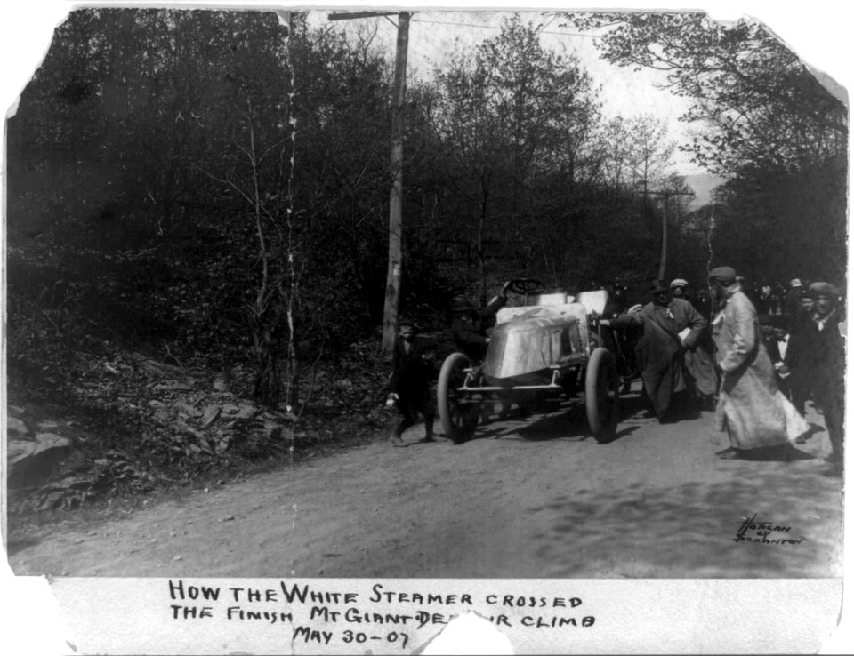 How the White Steamer crossed the finish, Mt. Giant De...r climb, May 30, 1907 LCCN97511402