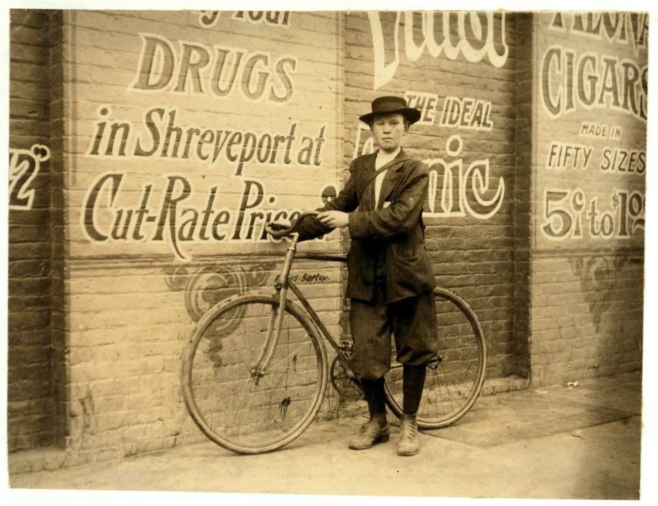 Howard Williams, thirteen year old delivery boy for Shreveport, La. Drug Company. He works from 9-30 A.M. to 10-30 P.M.; has been here three months. Goes to the Red Light every day and LOC cph.3b00364