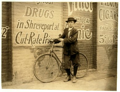 Howard Williams, thirteen year old delivery boy for Shreveport, La. Drug Company. He works from 9-30 A.M. to 10-30 P.M.; has been here three months. Goes to the Red Light every day and LOC cph.3b00364