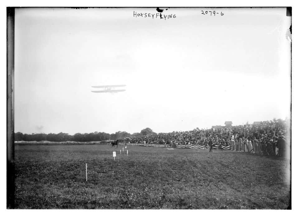 Hoxsey flying LCCN2014688526