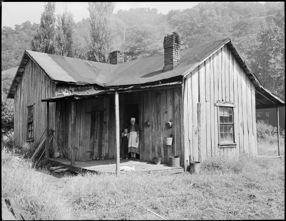 Houses which are rented to miners by an estate, they were formerly the property of a coal mining company. This house... - NARA - 541182