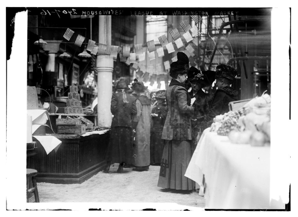 Housewives league at Wash. Market LCCN2014690445