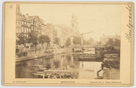 Houtgracht gezien naar de Mozes en Aäronkerk. In het midden de brug naar de Korte Houtstraat