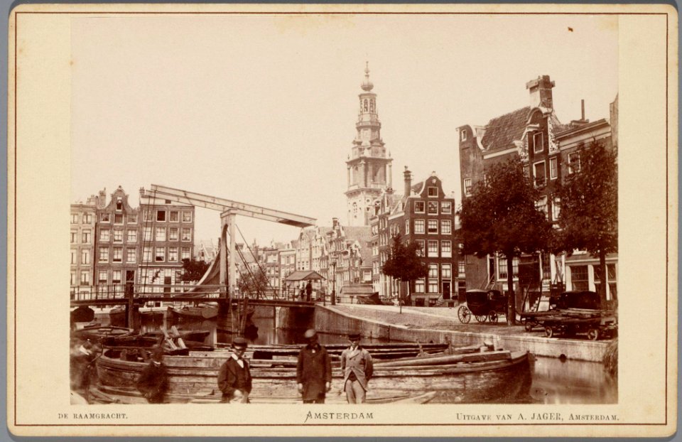 Houtgracht gezien naar Raamgracht. Op de achtergrond de toren van de Zuiderkerk en links de Zwanenburgwal