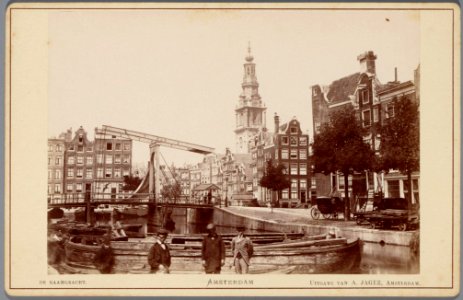 Houtgracht gezien naar Raamgracht. Op de achtergrond de toren van de Zuiderkerk en links de Zwanenburgwal photo