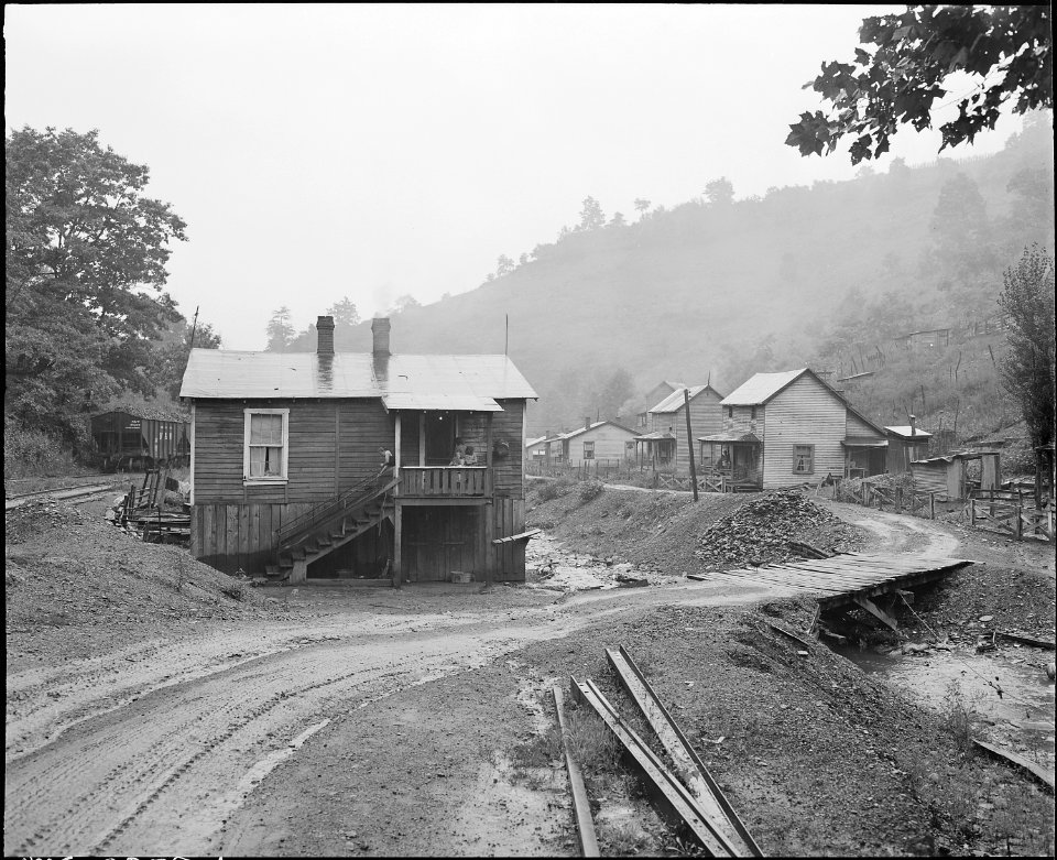 Houses on a rainy morning. Raven Red Ash Coal Company, No. 2 Mine, Raven, Tazewell County, Virginia. - NARA - 541067
