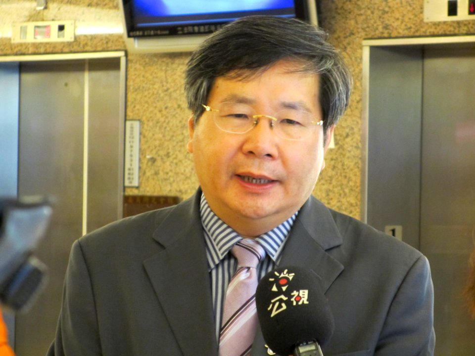 Hsu Chun-hsin with PTS News microphone 20130812