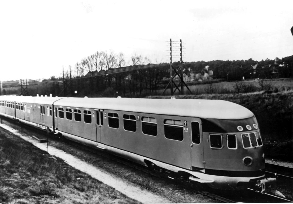 HUA-151168-Afbeelding van een diesel-electrisch treinstel DE 3 (serie 11-50) van de N.S. nabij Amersfoort
