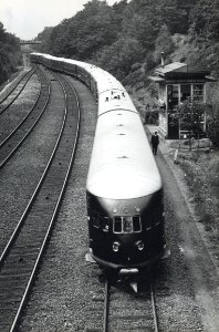 HUA-151166-Afbeelding van vier gekoppelde diesel-electrische treinstellen DE 3 (serie 11-50) van de N.S. ter hoogte van het seinhuis te Baarn