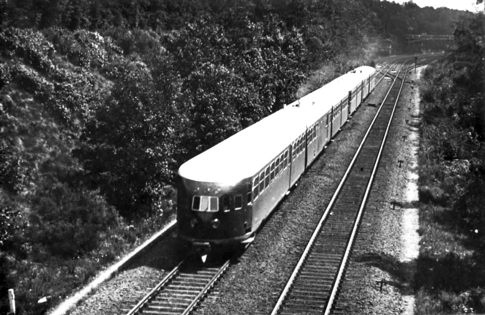 HUA-151171-Afbeelding van twee diesel-electrische treinstellen DE 3 (serie 11-50) van de N.S. ter hoogte van Baarn