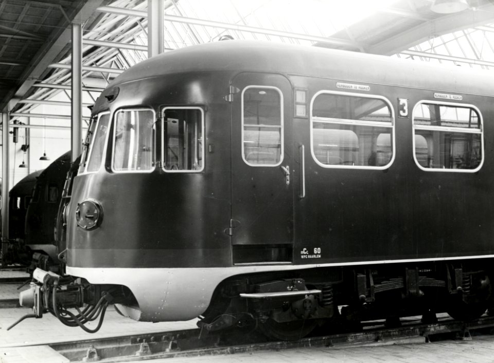 HUA-151177-Afbeelding van het mCc-rijtuig van het diesel-electrische treinstel nr. 60 (DE 5, serie 51-68) van de N.S. met verduisterde frontseinen in verband met de oorlog, in de dieselloods van de werkplaats va